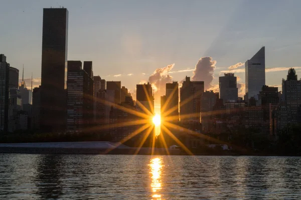 日落时曼哈顿中城东侧的地平线 — 图库照片