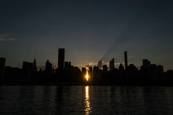 Skyline do lado leste do centro de Manhattan ao pôr-do-sol — Fotografia de Stock