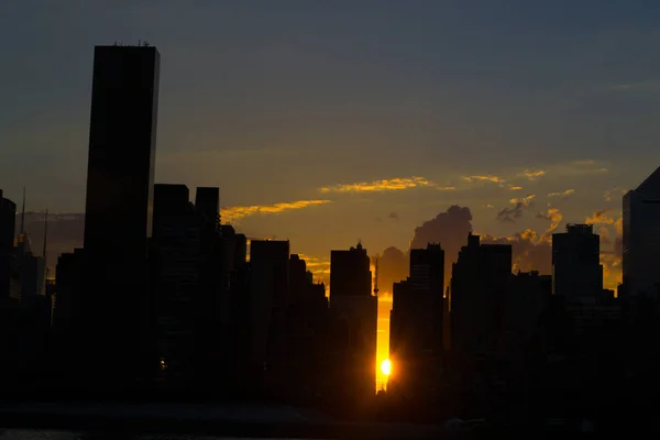 Skyline do lado leste do centro de Manhattan ao pôr-do-sol — Fotografia de Stock