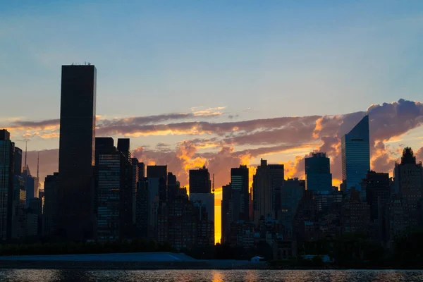 日落时曼哈顿中城东侧的地平线 — 图库照片