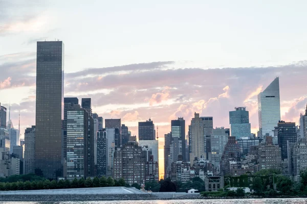 Skyline du côté est du centre de Manhattan au coucher du soleil — Photo