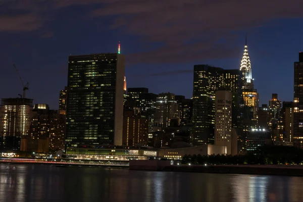 Skyline of the east side of midtown Manhattan at night — Stock Photo, Image