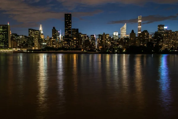 Skyline del lado este del centro de Manhattan por la noche — Foto de Stock