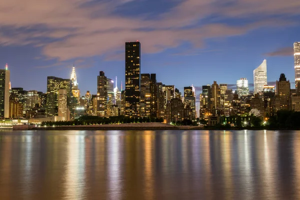 Skyline of the east side of midtown Manhattan at night — Stock Photo, Image