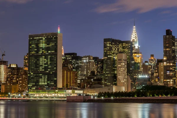 Skyline of the east side of midtown Manhattan at night — Stock Photo, Image