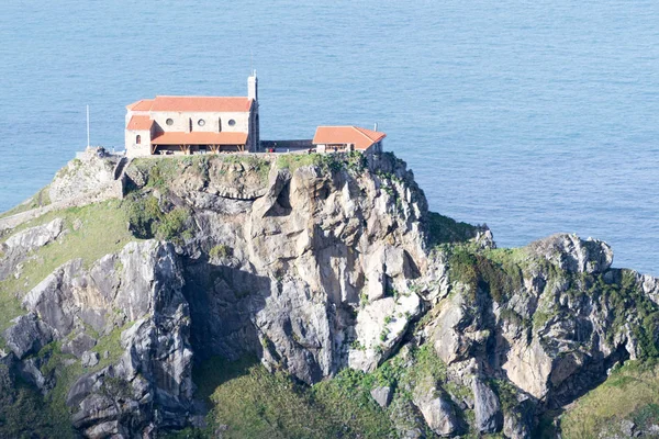 Templom a San Juan de Gaztelugatxe tetején egy sziget — Stock Fotó