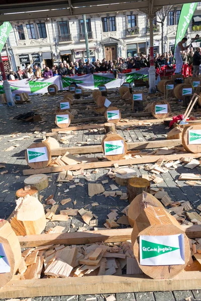 Wood chopping in Bilbao — Stock Photo, Image