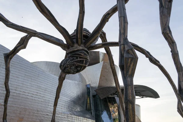 Estatua de una araña llamada Maman en Bilbao — Foto de Stock