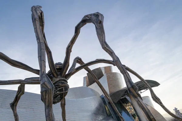 Estatua de una araña llamada Maman en Bilbao — Foto de Stock
