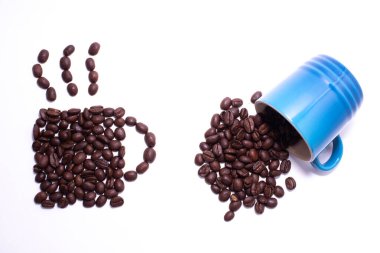 Kahve çekirdekleri ve mavi bardakla yapılmış bir fincan kahve.