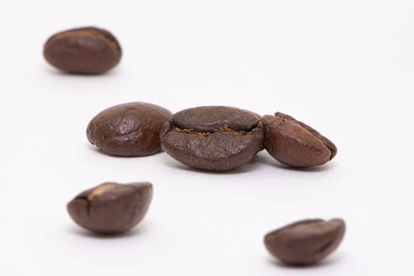 Close up de grãos de café em um fundo branco — Fotografia de Stock