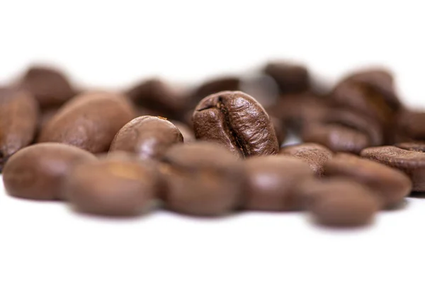 Primer plano de granos de café sobre un fondo blanco — Foto de Stock