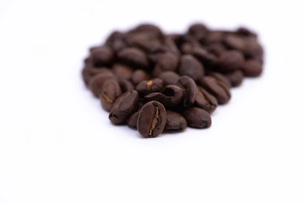 Gros plan des grains de café sur fond blanc — Photo