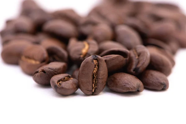 Gros plan des grains de café sur fond blanc — Photo