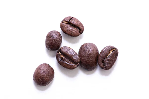 Primer plano de granos de café sobre un fondo blanco — Foto de Stock