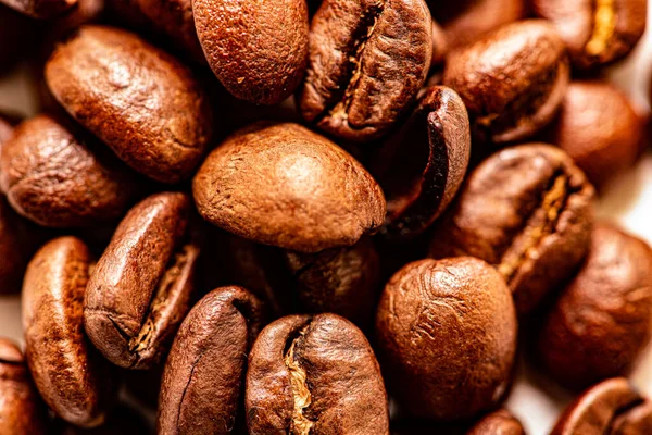 Крупним планом на купі кавових зерен — стокове фото