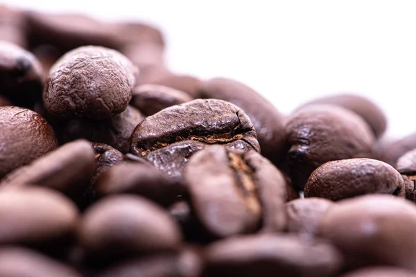 Крупним планом кавові зерна на білому тлі — стокове фото