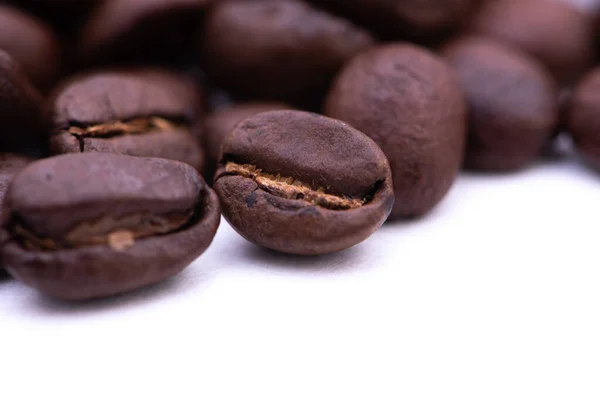 Primer plano de granos de café sobre un fondo blanco — Foto de Stock