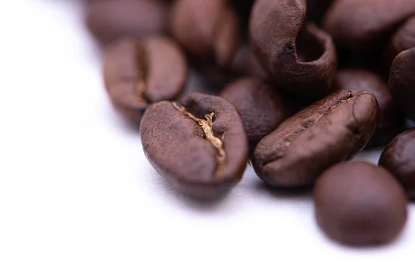 Primer plano de granos de café sobre un fondo blanco — Foto de Stock
