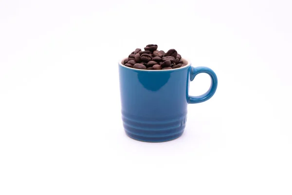 Кофейная кружка с кофейными зёрнами — стоковое фото
