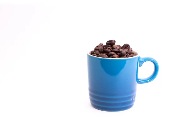 Tazza di caffè riempita con chicchi di caffè — Foto Stock