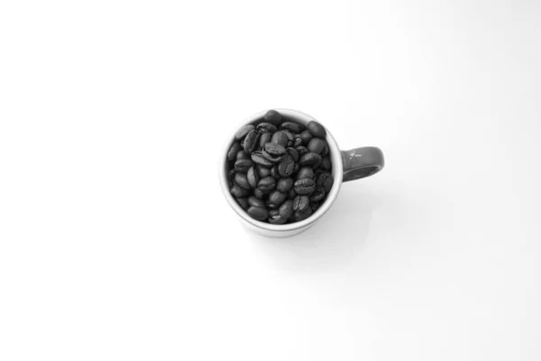 Taza de café llena de granos de café — Foto de Stock