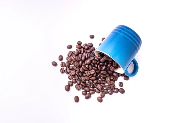 Κόκκοι καφέ χυμένοι από κούπα καφέ — Φωτογραφία Αρχείου