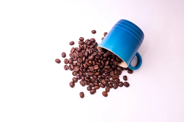 Κόκκοι καφέ χυμένοι από κούπα καφέ — Φωτογραφία Αρχείου