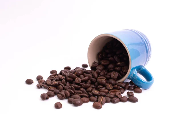 Granos de café derramados de una taza de café — Foto de Stock
