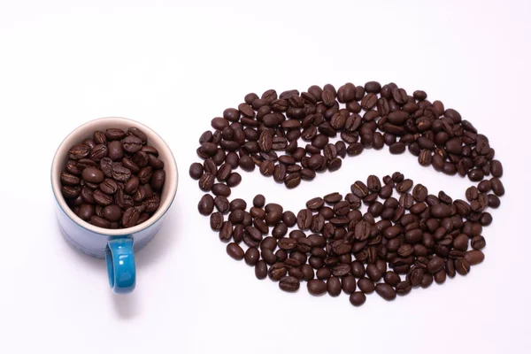Σχήμα κόκκου καφέ που δημιουργήθηκε με κόκκους καφέ και μια κούπα — Φωτογραφία Αρχείου