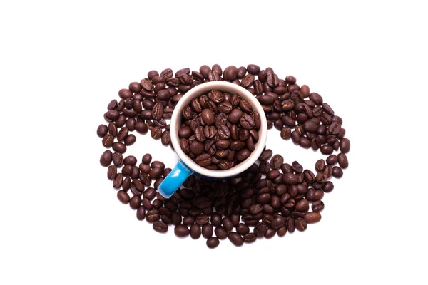 Σχήμα κόκκου καφέ που δημιουργήθηκε με κόκκους καφέ και μια κούπα — Φωτογραφία Αρχείου