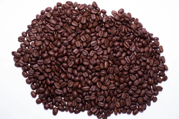 Stos ziaren kawy na białym tle — Zdjęcie stockowe