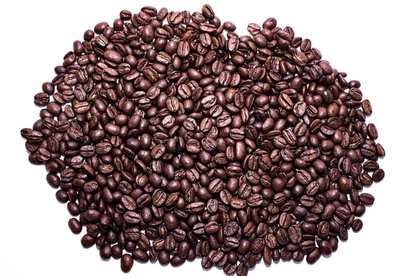 Pilha de grãos de café em um fundo branco — Fotografia de Stock