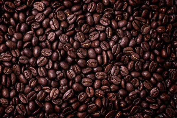 Pile de grains de café sur fond blanc — Photo