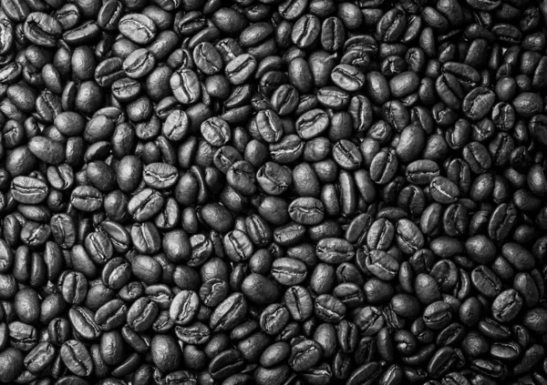 Pilha de grãos de café em um fundo branco — Fotografia de Stock