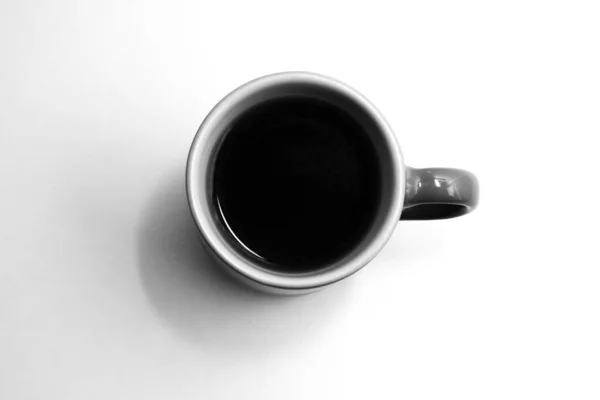 Черно-белая и белая чашка кофе — стоковое фото