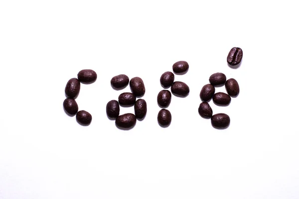 Слово кофе в фелинише (Cafe), созданное с кофейными бобами — стоковое фото