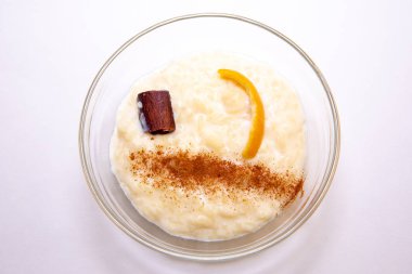 Beyaz arka planda sütlaç