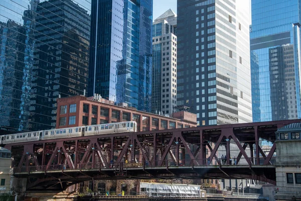 背景に高層ビルが建ち並ぶシカゴ川の上の地下鉄 — ストック写真