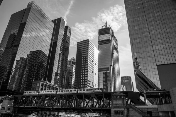 Tunnelbanetåg Över Chicago Floden Med Skyskrapor Bakgrunden — Stockfoto