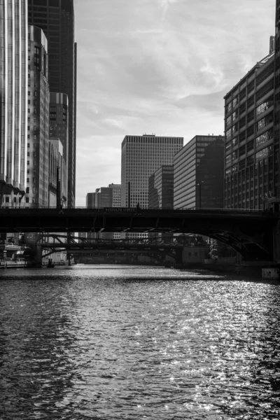 Один Многих Мостов Пересекающих Реку Чикаго — стоковое фото