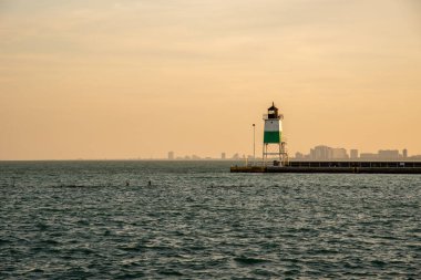 Michigan gölünde gün batımında deniz feneri manzarası