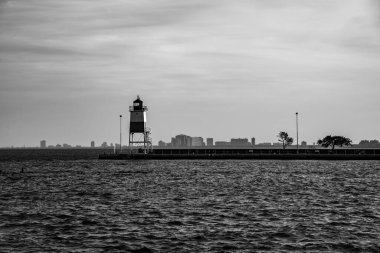 Michigan gölünde gün batımında deniz feneri manzarası