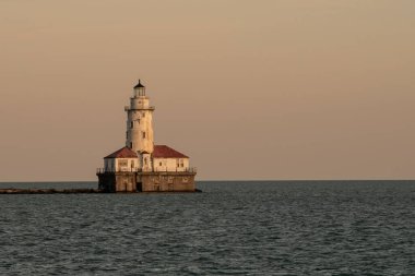 Michigan gölünde gün batımında deniz feneri manzarası