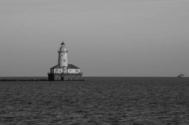Michigan gölünde gün batımında deniz feneri manzarası