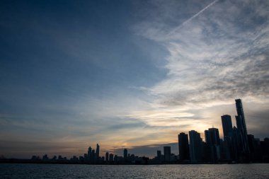 Donanma İskelesinden gün batımında Chicago silueti