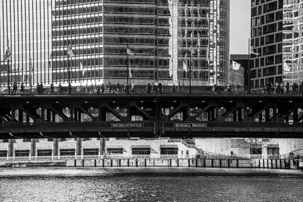 Gente Cruzando Puente Dusable Chicago — Foto de Stock