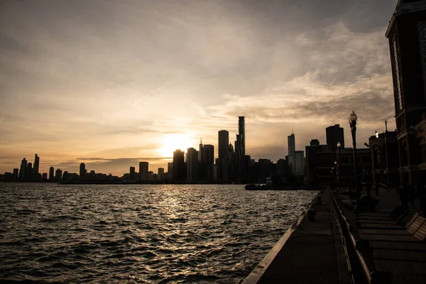 Chicagos Skyline Bei Sonnenuntergang Vom Navy Pier Stockfoto