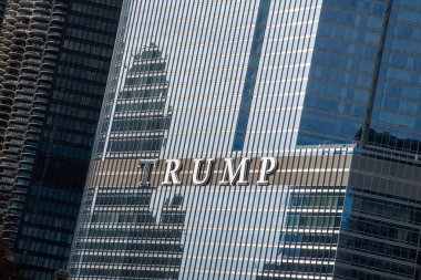 Chicago, IL, ABD - 9 Kasım 2019 - Şikago 'daki Trump otelinin bulunduğu cam bina