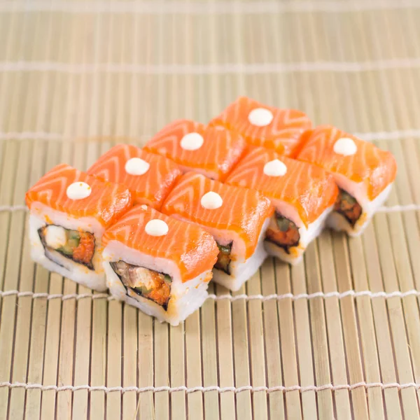 Sushi / rollos aislados. Comida asiática . — Foto de Stock